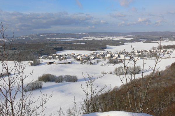 village sous neige depuis roche